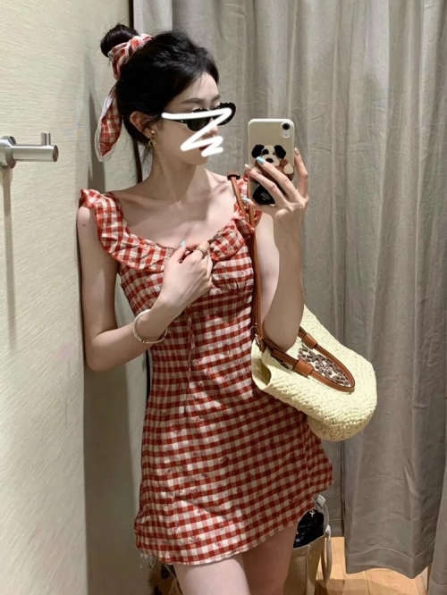 French-style red plaid sleeveless dress for women, summer 2025 new style, slimming and waist-cinching.