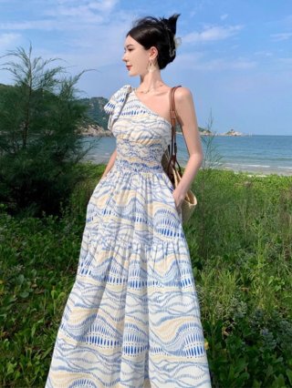Thailand travel photo shoot off-shoulder dress, unique design, elegant waist-cinching dress, Sanya vacation beach maxi dress