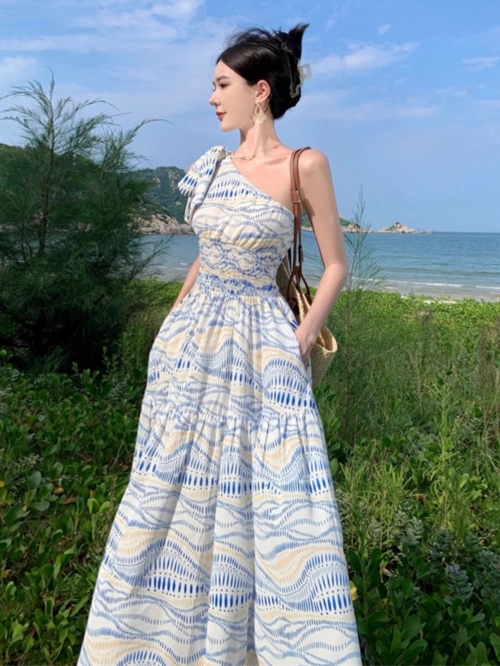Thailand travel photo shoot off-shoulder dress, unique design, elegant waist-cinching dress, Sanya vacation beach maxi dress