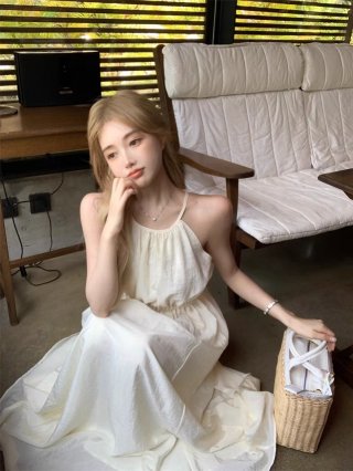 Sleeveless halter neck sundress for women, summer 2025 new style, French beach style, perfect for a beach vacation.