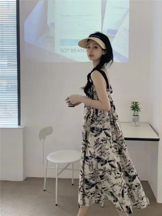 Floral print sundress for beach vacation, long style, petite, 2024 summer, Korean style, casual, loose fit, slimming, strapless. Floral print sundress for beach vacation, long style, petite, 2024 summer, Korean style, casual, loose fit, slimming, strapless.