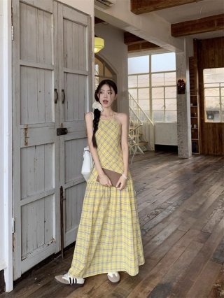 Halter neck dress for women, summer 2025 new style, yellow plaid suspender dress, waist-cinching, backless.