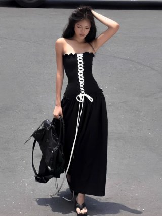 Black strapless dress with a high-end feel, perfect for travel photos and Instagram posts. Black strapless dress with a high-end feel, perfect for travel photos and Instagram posts.