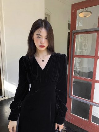 High-end velvet dress for women, new French style, V-neck, slimming waist, mid-length skirt.