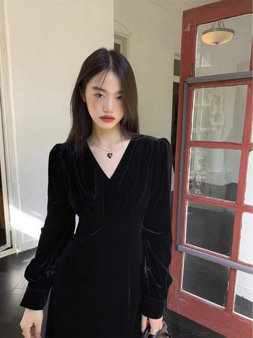High-end velvet dress for women, new French style, V-neck, slimming waist, mid-length skirt.