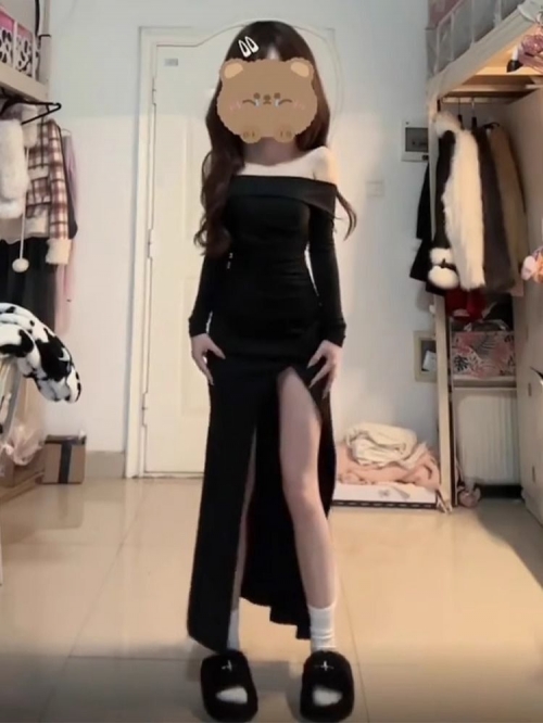 Sexy off-the-shoulder maxi dress with slit, 2024 new style, black, fitted waist, women's spring/summer bodycon dress.