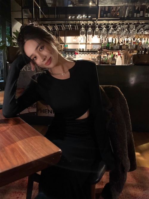 French Hepburn style black long-sleeved cropped dress, early autumn women's wear, 2024 new style, slim fit, long.
