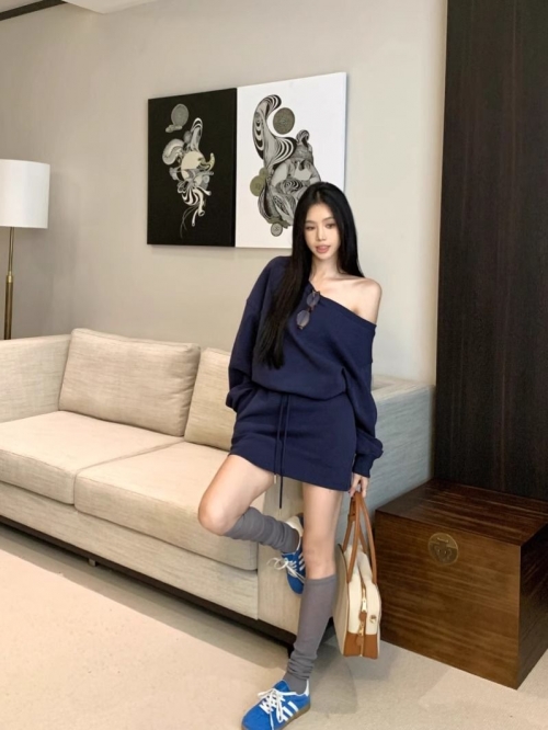 Lusi's American-style off-shoulder sweatshirt for women, autumn 2024 new style, relaxed and loose fit, long sleeves.