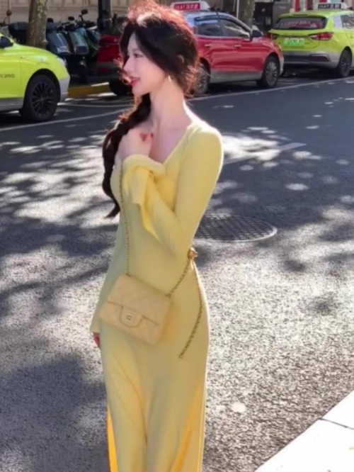 Yellow U-neck dress for women, perfect for spring and autumn, slim fit, French style, flared sleeves, exquisite and gentle fishtail skirt. Yellow U-neck dress for women, perfect for spring and autumn, slim fit, French style, flared sleeves, exquisite and gentle fishtail skirt.