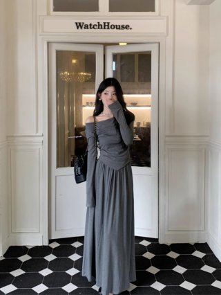 French casual two-piece set: long-sleeved irregular T-shirt and high-waisted slimming skirt for early autumn.