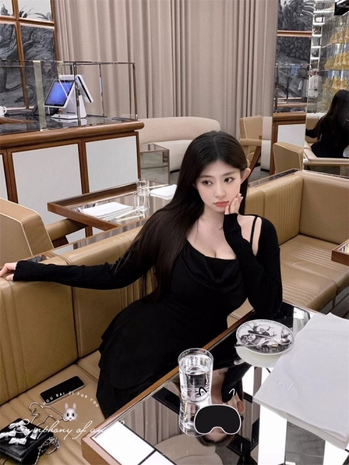 Plus-size women's pure and alluring style irregular black suspender dress for autumn, slimming waist and hip-hugging short dress. Plus-size women's pure and alluring style irregular black suspender dress for autumn, slimming waist and hip-hugging short dress.