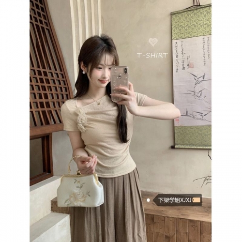 French-style sweet 3D floral short-sleeved T-shirt for women, summer 2024 new style, irregular pleats, slim fit, short length.