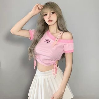 Official photos show a sweet and spicy design with a unique pink slim-fit cropped off-shoulder ruched short-sleeved T-shirt. Official photos show a sweet and spicy design with a unique pink slim-fit cropped off-shoulder ruched short-sleeved T-shirt.