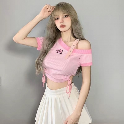 Official photos show a sweet and spicy design with a unique pink slim-fit cropped off-shoulder ruched short-sleeved T-shirt. Official photos show a sweet and spicy design with a unique pink slim-fit cropped off-shoulder ruched short-sleeved T-shirt.