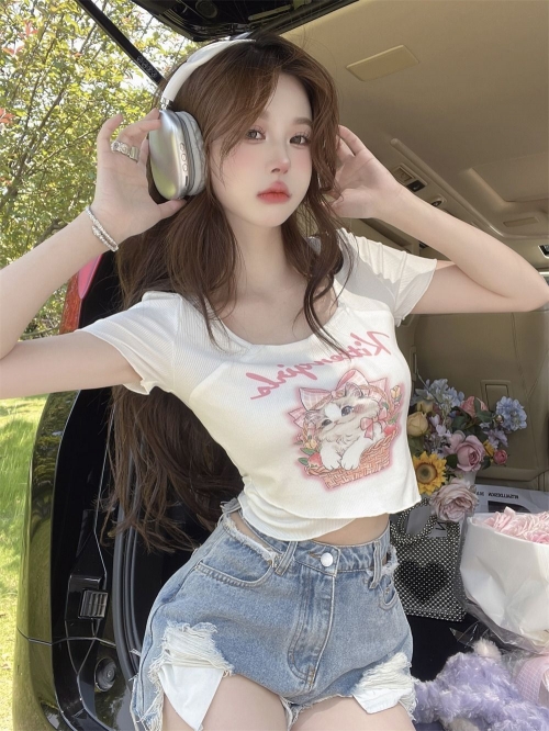 Cartoon print square neck short-sleeved T-shirt for women, revealing collarbone, slim fit and flattering.