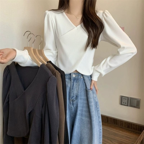 Short V-neck base layer top for women, unique design, suitable for layering, long-sleeved T-shirt, autumn and winter, puff sleeves, irregular top.