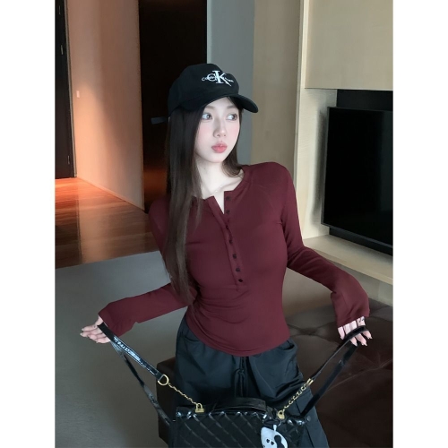 MR has shipped the hot girl V-neck slim fit long-sleeved T-shirt for early autumn, stylish, casual, versatile, and slimming.
