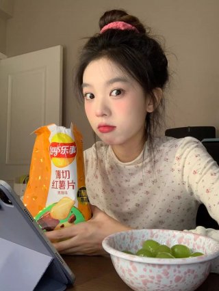 MR in-stock semi-high neck floral print base layer top for women, suitable for spring, autumn and winter, slim fit, fitted, straight shoulders, long sleeves.