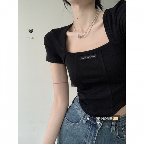 Trendy square neckline revealing collarbone, short-sleeved, curved waist-revealing T-shirt for spring and summer.