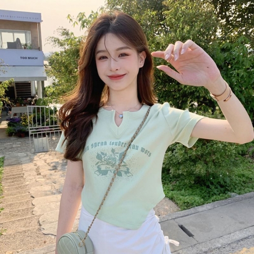 Irregular design V-neck short-sleeved T-shirt for women, new summer style, sexy, slim fit, short top with shoulders, trendy.