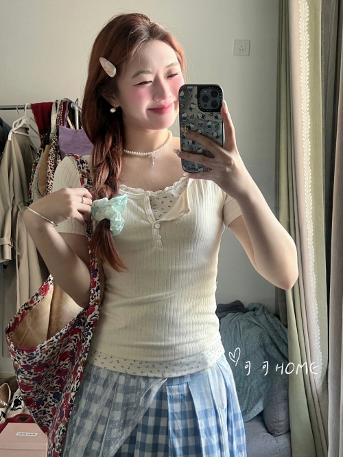 Lace-trimmed floral short-sleeved t-shirt for women, faux two-piece design, off-the-shoulder top, pure and sexy style, slim fit, short inner layer. Lace-trimmed floral short-sleeved t-shirt for women, faux two-piece design, off-the-shoulder top, pure and sexy style, slim fit, short inner layer.