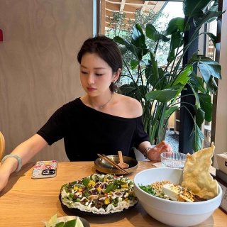 American retro style off-shoulder short-sleeved t-shirt for women, summer design, unique loose fit, sexy top.