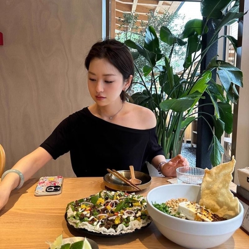 American retro style off-shoulder short-sleeved t-shirt for women, summer design, unique loose fit, sexy top.