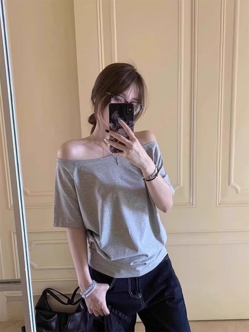 American retro style off-shoulder short-sleeved t-shirt for women, summer design, unique loose fit, sexy top.
