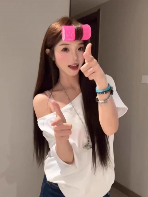 American retro style off-shoulder short-sleeved t-shirt for women, summer design, unique loose fit, sexy top.