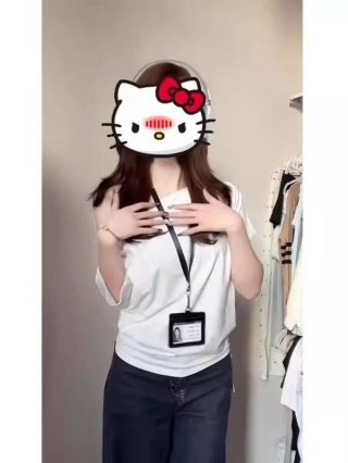 American retro style off-shoulder short-sleeved t-shirt for women, summer design, unique loose fit, sexy top.