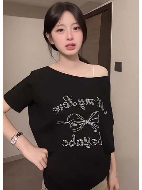 American retro style off-shoulder short-sleeved t-shirt for women, summer design, unique loose fit, sexy top.