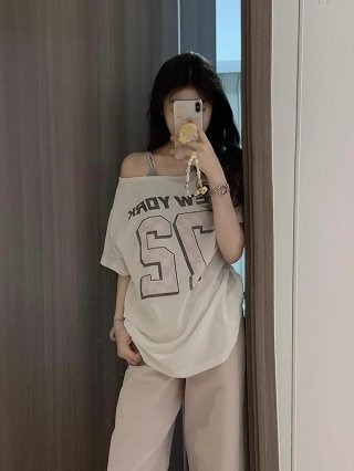 American retro style off-shoulder short-sleeved t-shirt for women, summer design, unique loose fit, sexy top.