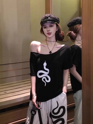 American retro style off-shoulder short-sleeved t-shirt for women, summer design, unique loose fit, sexy top.