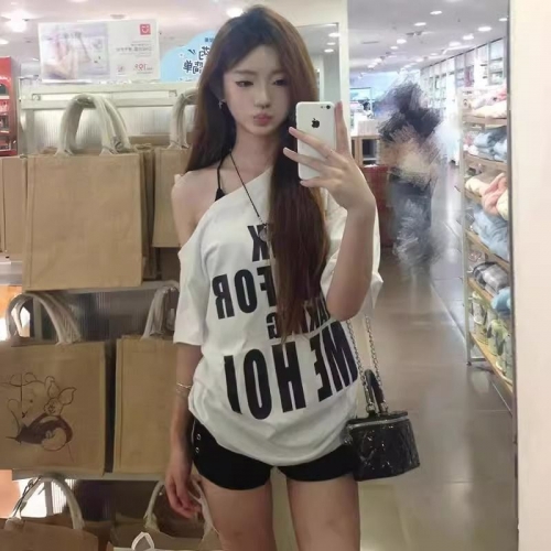 American retro style off-shoulder short-sleeved t-shirt for women, summer design, unique loose fit, sexy top.