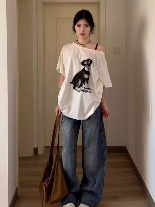 American retro style off-shoulder short-sleeved t-shirt for women, summer design, unique loose fit, sexy top. American retro style off-shoulder short-sleeved t-shirt for women, summer design, unique loose fit, sexy top.