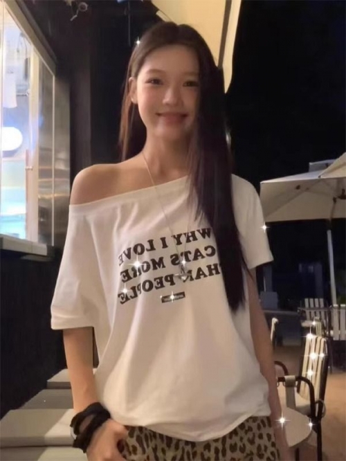 American retro style off-shoulder short-sleeved t-shirt for women, summer design, unique loose fit, sexy top.