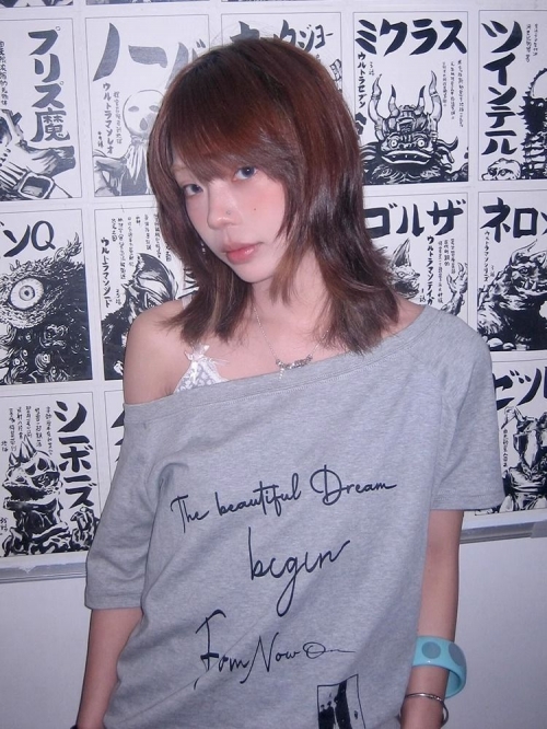 American retro style off-shoulder short-sleeved t-shirt for women, summer design, unique loose fit, sexy top.