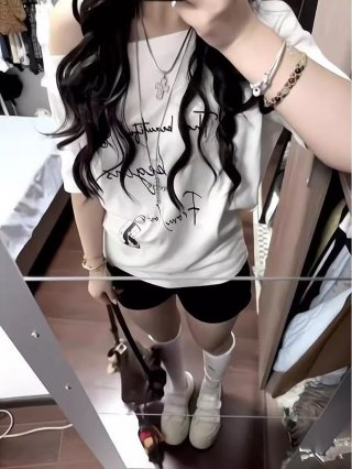 American retro style off-shoulder short-sleeved t-shirt for women, summer design, unique loose fit, sexy top.