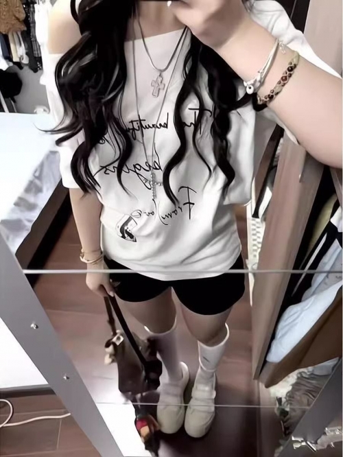 American retro style off-shoulder short-sleeved t-shirt for women, summer design, unique loose fit, sexy top.