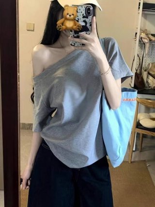 American retro style off-shoulder short-sleeved t-shirt for women, summer design, unique loose fit, sexy top.