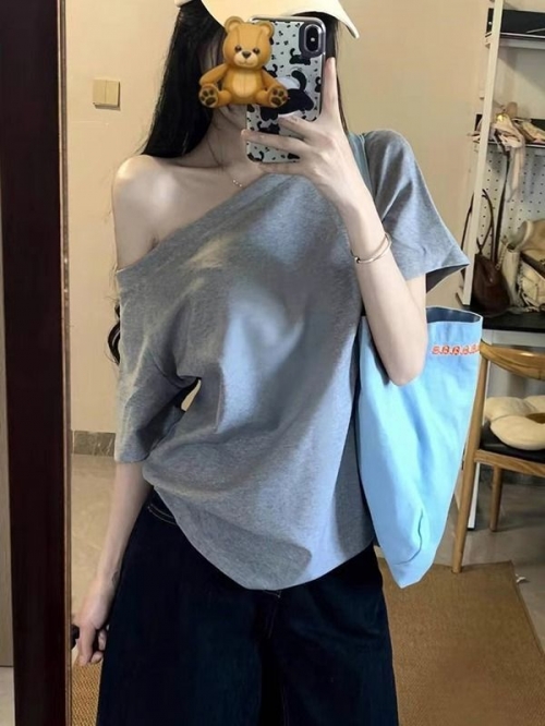 American retro style off-shoulder short-sleeved t-shirt for women, summer design, unique loose fit, sexy top. American retro style off-shoulder short-sleeved t-shirt for women, summer design, unique loose fit, sexy top.