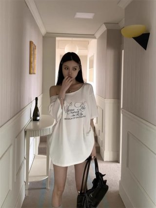 American retro style off-shoulder short-sleeved t-shirt for women, summer design, unique loose fit, sexy top.