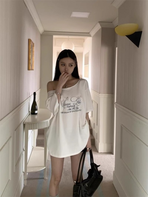 American retro style off-shoulder short-sleeved t-shirt for women, summer design, unique loose fit, sexy top.