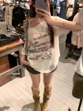 American retro style off-shoulder short-sleeved t-shirt for women, summer design, unique loose fit, sexy top.