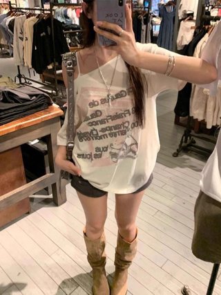 American retro style off-shoulder short-sleeved t-shirt for women, summer design, unique loose fit, sexy top.