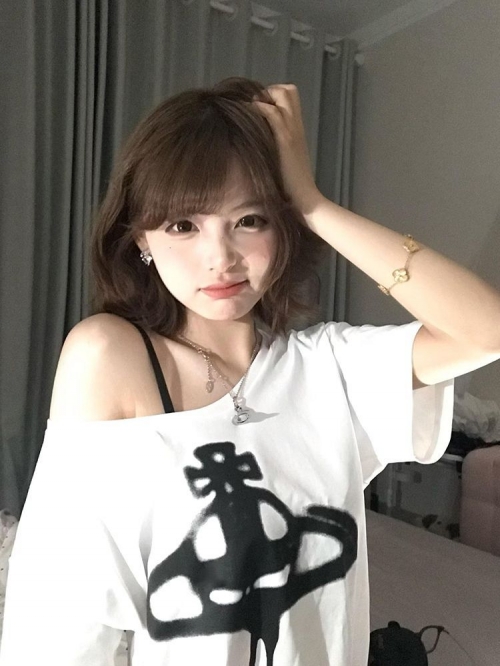 American retro style off-shoulder short-sleeved t-shirt for women, summer design, unique loose fit, sexy top.