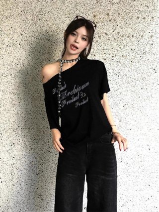 American retro style off-shoulder short-sleeved t-shirt for women, summer design, unique loose fit, sexy top.