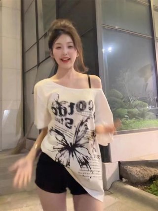 American retro style off-shoulder short-sleeved t-shirt for women, summer design, unique loose fit, sexy top.