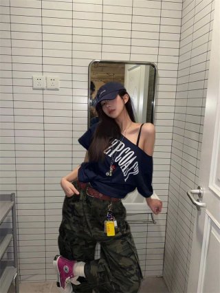 American retro style off-shoulder short-sleeved t-shirt for women, summer design, unique loose fit, sexy top.