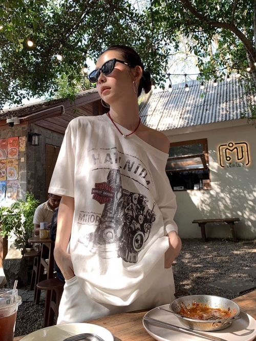 American retro style off-shoulder short-sleeved t-shirt for women, summer design, unique loose fit, sexy top.